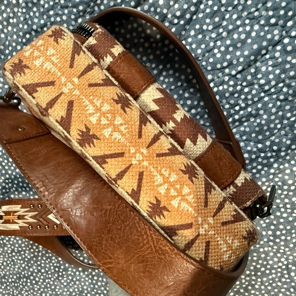 Wrangler Brown and Cream Geometric Crossbody Bag - Picture 6 of 7